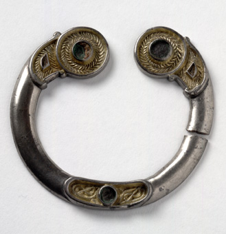 artefacts-main-brooch